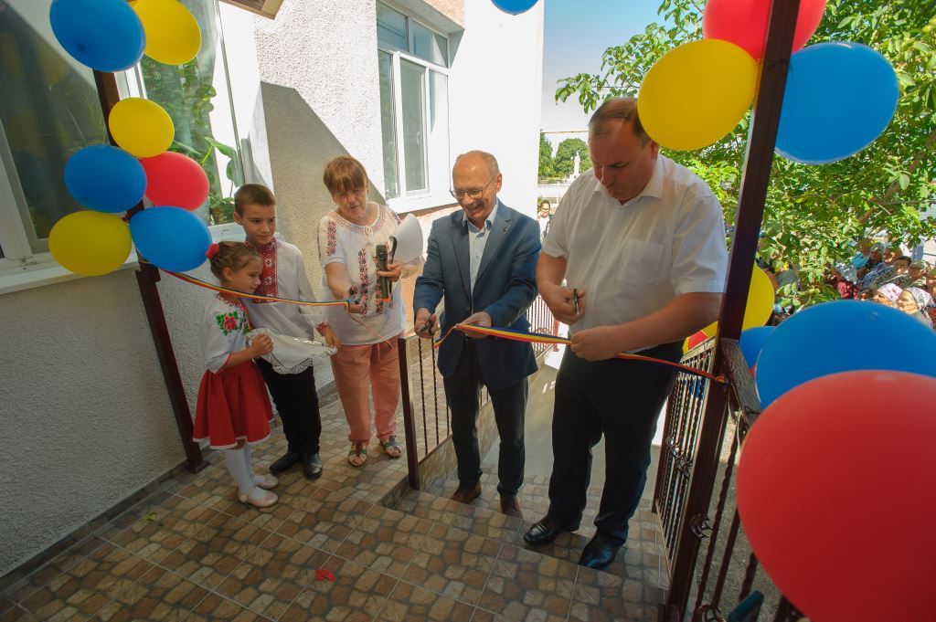 local social laundry inauguration ribbon cutting